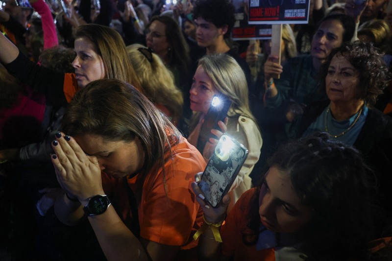 Unjuk rada pembebasan sandera yang diculik di kota Tel Aviv, Israel. (REUTERS/Athit Perawongmetha)
