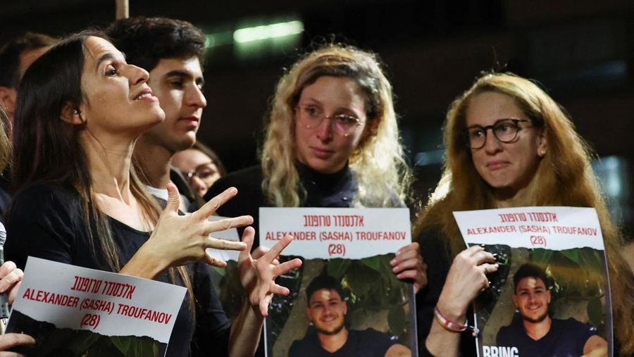 Unjuk rada pembebasan sandera yang diculik di kota Tel Aviv, Israel. (REUTERS/Athit Perawongmetha)