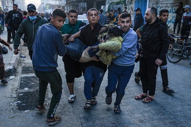 Kepulan asap saat terjadi pertempuran antara Israel dan militan Hamas di Jalur Gaza, Minggu (3/12/2023). (John MACDOUGALL / AFP)