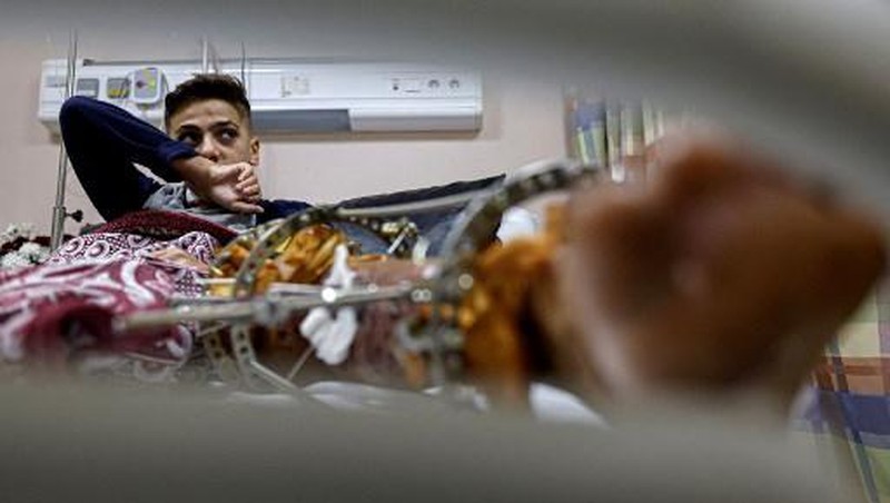 Kepulan asap saat terjadi pertempuran antara Israel dan militan Hamas di Jalur Gaza, Minggu (3/12/2023). (John MACDOUGALL / AFP)