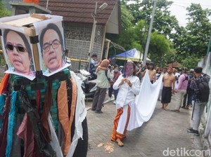 Komunitas Budaya di Jogja Larung Gambar Ade Armando ke Sungai Gajah Wong