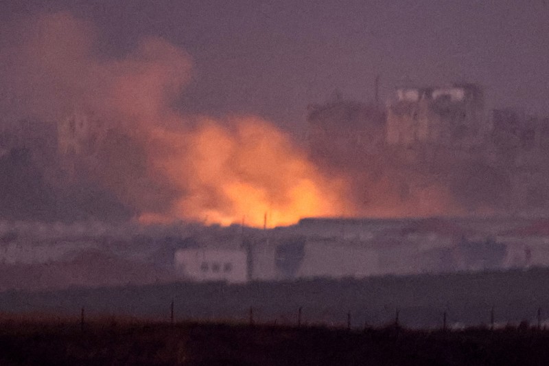 Sebuah helikopter menembakkan roket, di tengah konflik yang sedang berlangsung antara Israel dan kelompok Islam Palestina Hamas, terlihat dari Israel selatan, 4 Desember 2023. Sebuah helikopter menembakkan roket, di tengah konflik yang sedang berlangsung antara Israel dan kelompok Islam Palestina Hamas, terlihat dari Israel selatan, 4 Desember 2023. (REUTERS/Athit Perawongmetha)