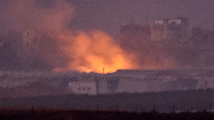 Api berkobar dan asap membubung, di tengah konflik yang sedang berlangsung antara Israel dan kelompok Islam Palestina Hamas, terlihat dari Israel selatan, 4 Desember 2023. (REUTERS/Athit Perawongmetha)