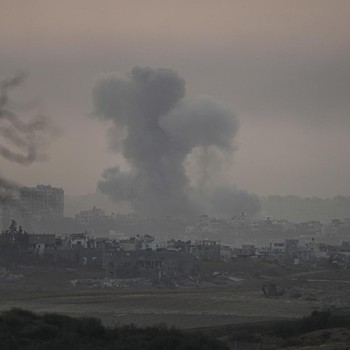 Potret Terkini, Israel Serang Gaza Selatan Lewat Darat-Udara