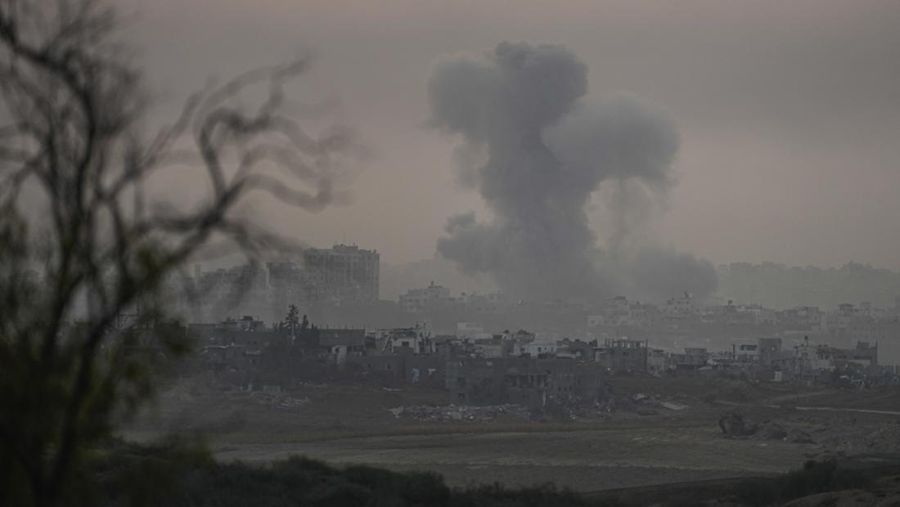 Sebuah helikopter menembakkan roket, di tengah konflik yang sedang berlangsung antara Israel dan kelompok Islam Palestina Hamas, terlihat dari Israel selatan, 4 Desember 2023. (REUTERS/Athit Perawongmetha)