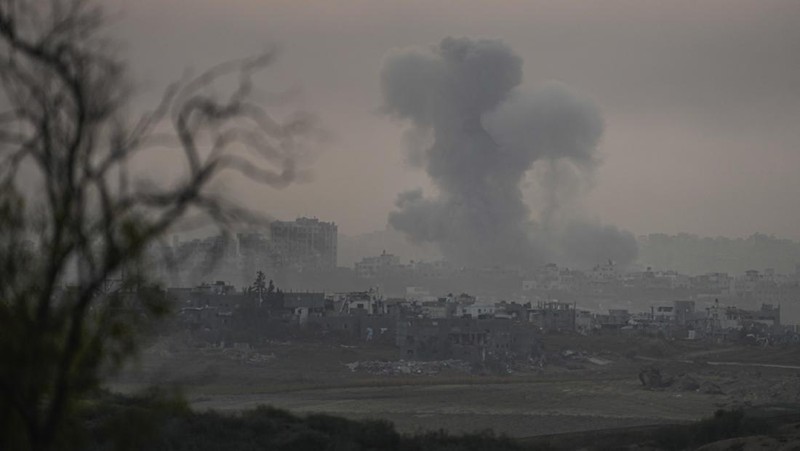 Sebuah helikopter menembakkan roket, di tengah konflik yang sedang berlangsung antara Israel dan kelompok Islam Palestina Hamas, terlihat dari Israel selatan, 4 Desember 2023. (REUTERS/Athit Perawongmetha)