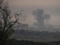 Potret Terkini, Israel Serang Gaza Selatan Lewat Darat-Udara