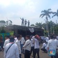Demo Bakar Ban di Depan DPR, Kepala Desa Tuntut Revisi UU!