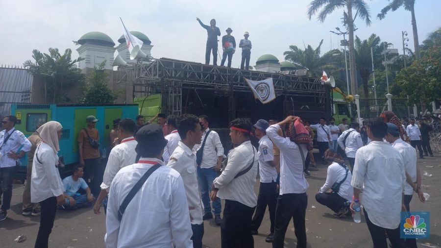 Asosiasi Pemerintah Desa Seluruh Indonesia (Apdesi) menggelar unjuk rasa di depan DPR, Jl. Gatot Subroto, arah slipi. Mereka menuntut segera disahkannya Undang-undang (UU) Nomor 6 Tahun 2014 tentang Desa. (CNBC Indonesia/Arrijal Rachman)