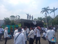 Demo Bakar Ban di Depan DPR, Kepala Desa Tuntut Revisi UU!