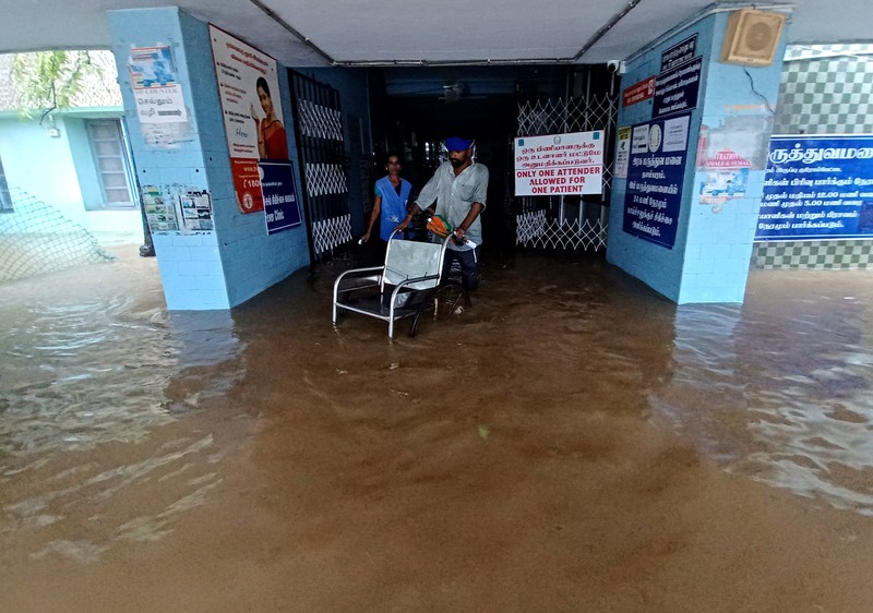 Banjir akibat hujan lebat di Chennai, India, Senin (4/12/2023). (AP Photo) Banjir akibat hujan lebat di Chennai, India, Senin (4/12/2023). (AP Photo)