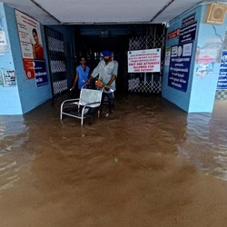 Dilanda Badai, RS India Terendam Banjir-Warga Dievakuasi