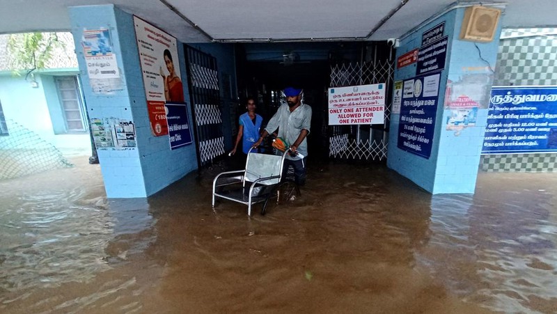 Banjir akibat hujan lebat di Chennai, India, Senin (4/12/2023). (AP Photo)