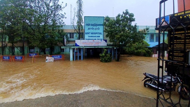 Banjir akibat hujan lebat di Chennai, India, Senin (4/12/2023). (AP Photo)