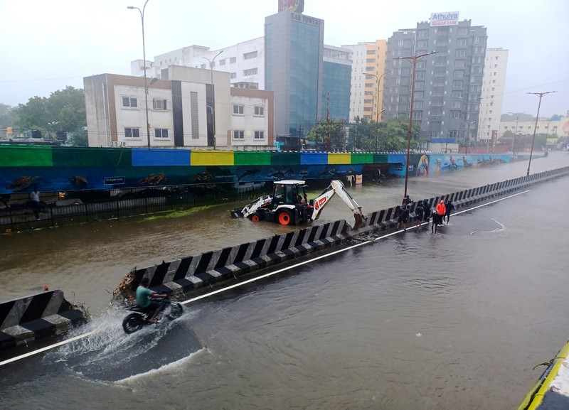Banjir akibat hujan lebat di Chennai, India, Senin (4/12/2023). (AP Photo)