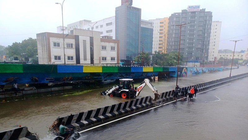 Banjir akibat hujan lebat di Chennai, India, Senin (4/12/2023). (AP Photo)