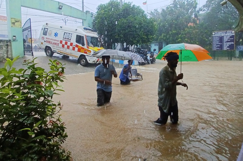 Banjir akibat hujan lebat di Chennai, India, Senin (4/12/2023). (AP Photo) Banjir akibat hujan lebat di Chennai, India, Senin (4/12/2023). (AP Photo)