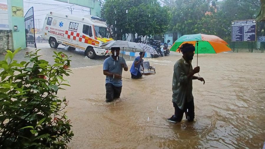 Banjir akibat hujan lebat di Chennai, India, Senin (4/12/2023). (AP Photo)