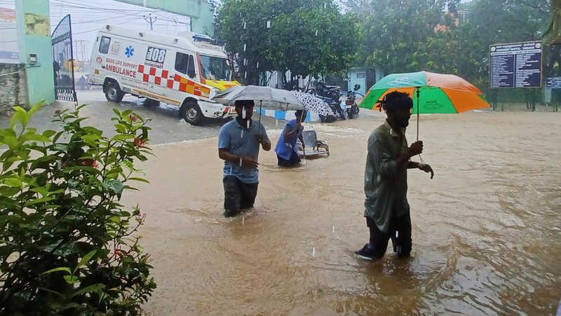 Banjir akibat hujan lebat di Chennai, India, Senin (4/12/2023). (AP Photo)