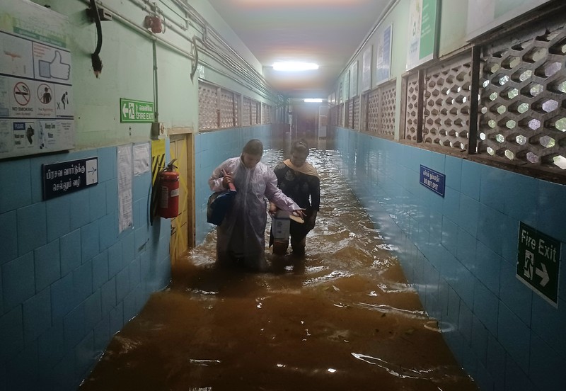 Banjir akibat hujan lebat di Chennai, India, Senin (4/12/2023). (AP Photo) Banjir akibat hujan lebat di Chennai, India, Senin (4/12/2023). (AP Photo)