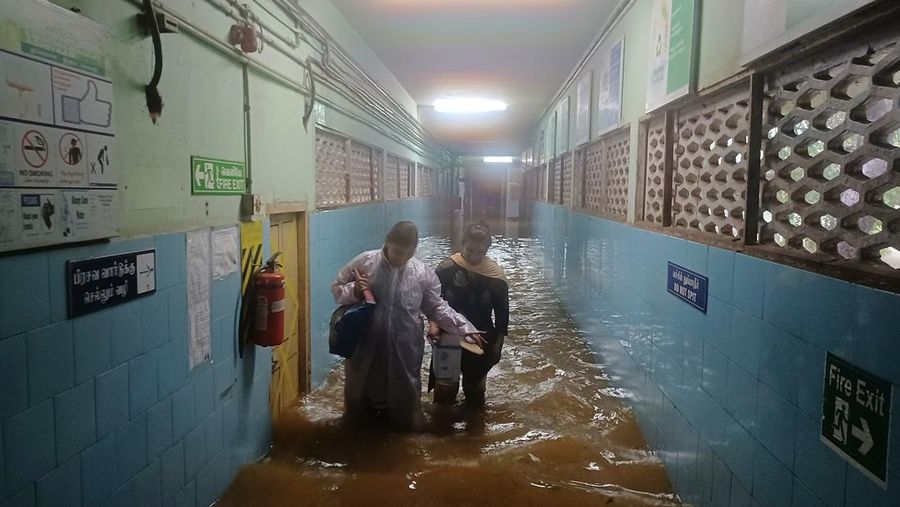 Banjir akibat hujan lebat di Chennai, India, Senin (4/12/2023). (AP Photo)