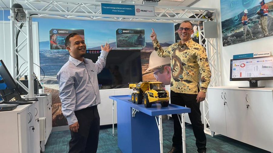 Country Director Orica Indonesia, Damien Marik/Teti Purwanti