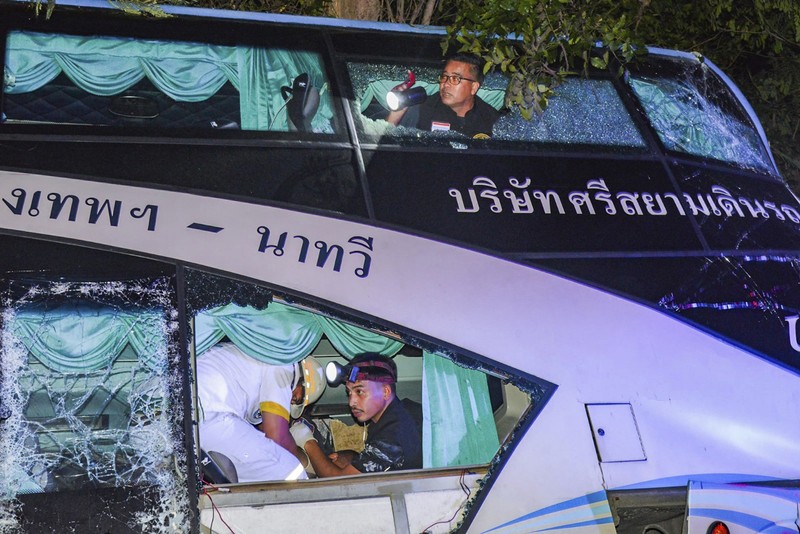 Dalam foto yang disediakan oleh Sawang Rungrueang Rescue22 Foundation, petugas penyelamat dan relawan bekerja di lokasi kecelakaan bus Selasa, 5 Desember 2023, di provinsi Prachuap Khiri Khan, Thailand. Belasan orang tewas setelah kendaraan tersebut terjatuh dari badan jalan dan menabrak pohon besar. Dalam foto yang disediakan oleh Sawang Rungrueang Rescue22 Foundation, petugas penyelamat dan relawan bekerja di lokasi kecelakaan bus Selasa, 5 Desember 2023, di provinsi Prachuap Khiri Khan, Thailand. Belasan orang tewas setelah kendaraan tersebut terjatuh dari badan jalan dan menabrak pohon besar. (Sawang Rungrueang Rescue22 Foundation via AP)