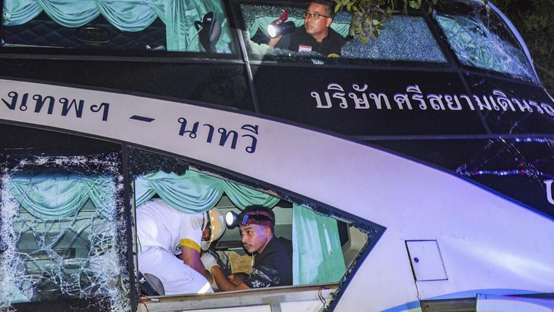 Dalam foto yang disediakan oleh Sawang Rungrueang Rescue22 Foundation, petugas penyelamat dan relawan bekerja di lokasi kecelakaan bus Selasa, 5 Desember 2023, di provinsi Prachuap Khiri Khan, Thailand. Belasan orang tewas setelah kendaraan tersebut terjatuh dari badan jalan dan menabrak pohon besar. (Sawang Rungrueang Rescue22 Foundation via AP)
