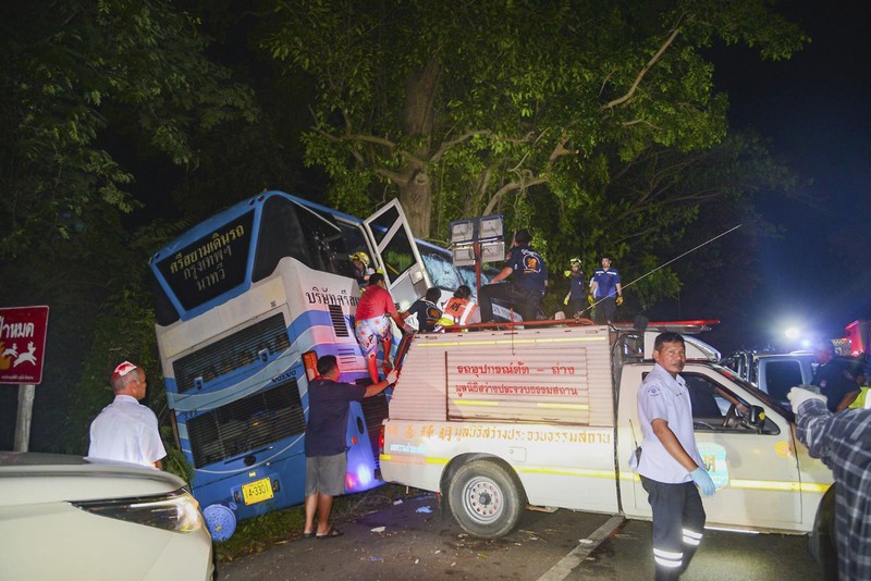 Dalam foto yang disediakan oleh Sawang Rungrueang Rescue22 Foundation, petugas penyelamat dan relawan bekerja di lokasi kecelakaan bus Selasa, 5 Desember 2023, di provinsi Prachuap Khiri Khan, Thailand. Belasan orang tewas setelah kendaraan tersebut terjatuh dari badan jalan dan menabrak pohon besar. Dalam foto yang disediakan oleh Sawang Rungrueang Rescue22 Foundation, petugas penyelamat dan relawan bekerja di lokasi kecelakaan bus Selasa, 5 Desember 2023, di provinsi Prachuap Khiri Khan, Thailand. Belasan orang tewas setelah kendaraan tersebut terjatuh dari badan jalan dan menabrak pohon besar. (Sawang Rungrueang Rescue22 Foundation via AP)