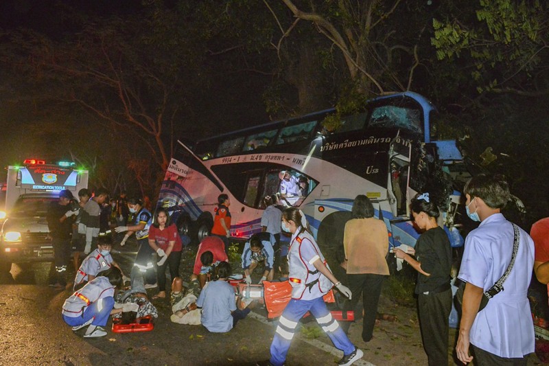 Dalam foto yang disediakan oleh Sawang Rungrueang Rescue22 Foundation, petugas penyelamat dan relawan bekerja di lokasi kecelakaan bus Selasa, 5 Desember 2023, di provinsi Prachuap Khiri Khan, Thailand. Belasan orang tewas setelah kendaraan tersebut terjatuh dari badan jalan dan menabrak pohon besar. Dalam foto yang disediakan oleh Sawang Rungrueang Rescue22 Foundation, petugas penyelamat dan relawan bekerja di lokasi kecelakaan bus Selasa, 5 Desember 2023, di provinsi Prachuap Khiri Khan, Thailand. Belasan orang tewas setelah kendaraan tersebut terjatuh dari badan jalan dan menabrak pohon besar. (Sawang Rungrueang Rescue22 Foundation via AP)