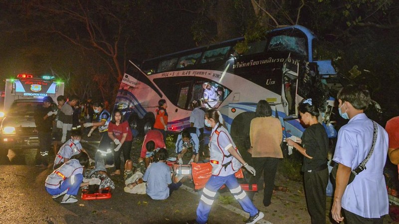 Dalam foto yang disediakan oleh Sawang Rungrueang Rescue22 Foundation, petugas penyelamat dan relawan bekerja di lokasi kecelakaan bus Selasa, 5 Desember 2023, di provinsi Prachuap Khiri Khan, Thailand. Belasan orang tewas setelah kendaraan tersebut terjatuh dari badan jalan dan menabrak pohon besar. (Sawang Rungrueang Rescue22 Foundation via AP)