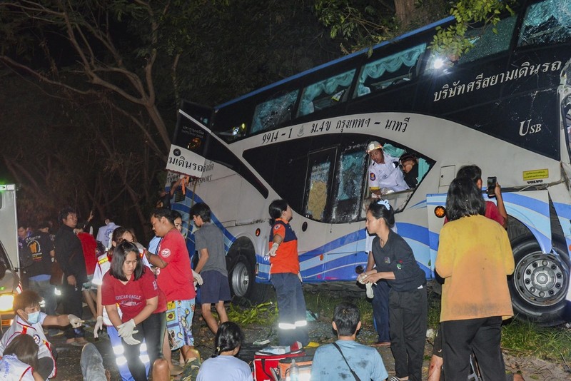 Dalam foto yang disediakan oleh Sawang Rungrueang Rescue22 Foundation, petugas penyelamat dan relawan bekerja di lokasi kecelakaan bus Selasa, 5 Desember 2023, di provinsi Prachuap Khiri Khan, Thailand. Belasan orang tewas setelah kendaraan tersebut terjatuh dari badan jalan dan menabrak pohon besar. Dalam foto yang disediakan oleh Sawang Rungrueang Rescue22 Foundation, petugas penyelamat dan relawan bekerja di lokasi kecelakaan bus Selasa, 5 Desember 2023, di provinsi Prachuap Khiri Khan, Thailand. Belasan orang tewas setelah kendaraan tersebut terjatuh dari badan jalan dan menabrak pohon besar. (Sawang Rungrueang Rescue22 Foundation via AP)