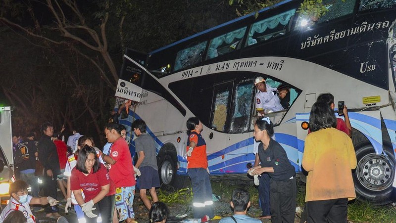Dalam foto yang disediakan oleh Sawang Rungrueang Rescue22 Foundation, petugas penyelamat dan relawan bekerja di lokasi kecelakaan bus Selasa, 5 Desember 2023, di provinsi Prachuap Khiri Khan, Thailand. Belasan orang tewas setelah kendaraan tersebut terjatuh dari badan jalan dan menabrak pohon besar. (Sawang Rungrueang Rescue22 Foundation via AP)