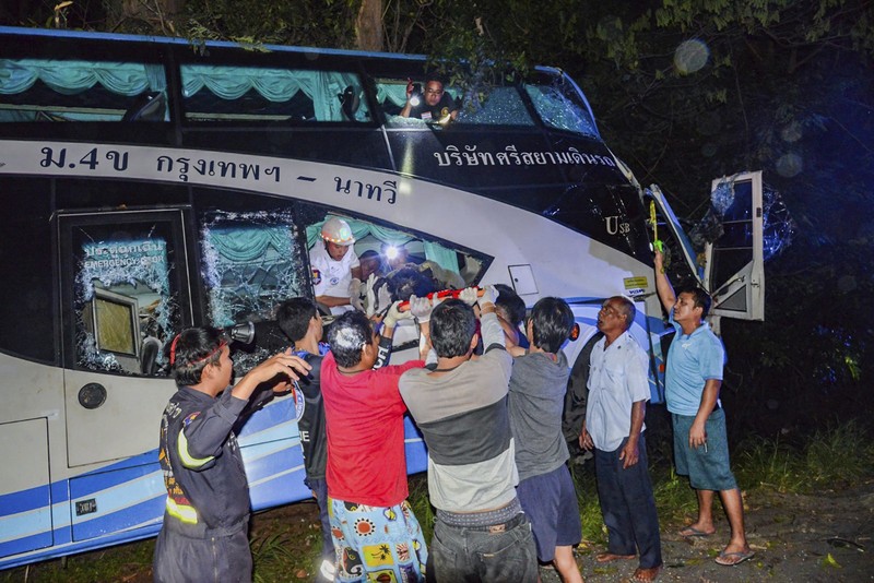 Dalam foto yang disediakan oleh Sawang Rungrueang Rescue22 Foundation, petugas penyelamat dan relawan bekerja di lokasi kecelakaan bus Selasa, 5 Desember 2023, di provinsi Prachuap Khiri Khan, Thailand. Belasan orang tewas setelah kendaraan tersebut terjatuh dari badan jalan dan menabrak pohon besar. Dalam foto yang disediakan oleh Sawang Rungrueang Rescue22 Foundation, petugas penyelamat dan relawan bekerja di lokasi kecelakaan bus Selasa, 5 Desember 2023, di provinsi Prachuap Khiri Khan, Thailand. Belasan orang tewas setelah kendaraan tersebut terjatuh dari badan jalan dan menabrak pohon besar. (Sawang Rungrueang Rescue22 Foundation via AP)