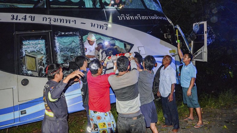 Dalam foto yang disediakan oleh Sawang Rungrueang Rescue22 Foundation, petugas penyelamat dan relawan bekerja di lokasi kecelakaan bus Selasa, 5 Desember 2023, di provinsi Prachuap Khiri Khan, Thailand. Belasan orang tewas setelah kendaraan tersebut terjatuh dari badan jalan dan menabrak pohon besar. (Sawang Rungrueang Rescue22 Foundation via AP)