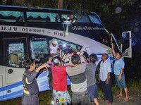 Tembus Pohon, Potret Bus Tingkat Terbelah di Thailand