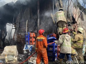 Kebakaran Lapak di Depok Sulit Padam, Damkar Semprot Air Campur Teepol