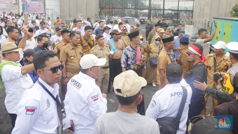 Demo APDESI di depan gerbang gedung MPR/DPR RI, Jakarta, Selasa (5/12/2023). (CNBC Indonesia/Muhammad Sabki)