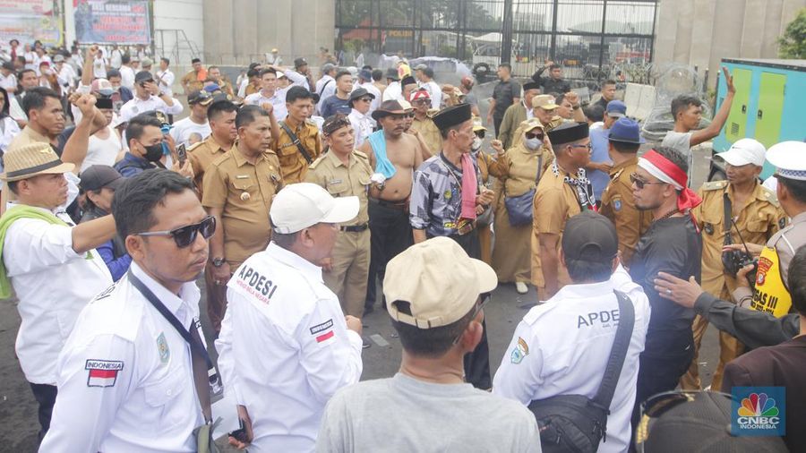 Demo APDESI di depan gerbang gedung MPR/DPR RI, Jakarta, Selasa (5/12/2023). (CNBC Indonesia/Muhammad Sabki)