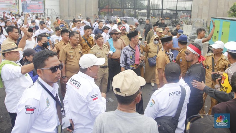 Demo APDESI di depan gerbang gedung MPR/DPR RI, Jakarta, Selasa (5/12/2023). (CNBC Indonesia/Muhammad Sabki)