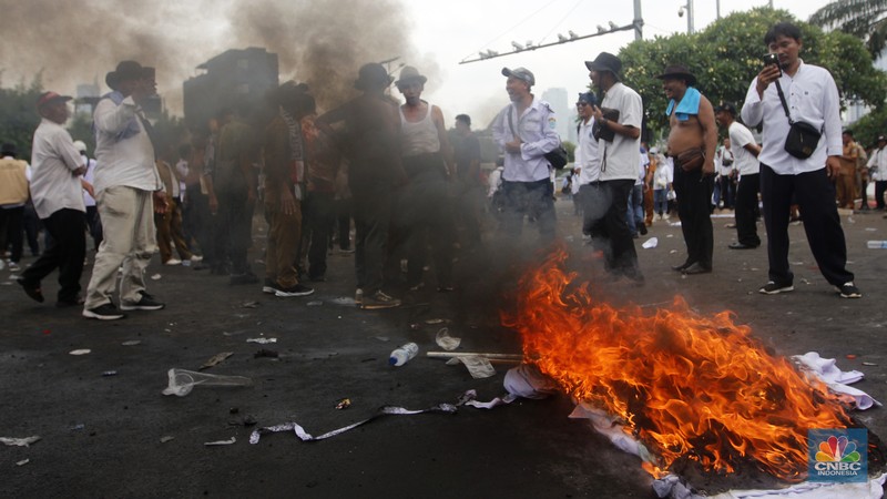 Demo APDESI di depan gerbang gedung MPR/DPR RI, Jakarta, Selasa (5/12/2023). (CNBC Indonesia/Muhammad Sabki)
