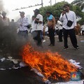 Kepala Desa Serbu DPR, Bakar Ban & Seragam Tuntut Ini!