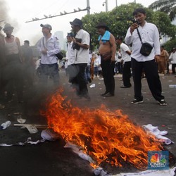 Kepala Desa Serbu DPR, Bakar Ban & Seragam Tuntut Ini!