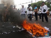 Kepala Desa Serbu DPR, Bakar Ban & Seragam Tuntut Ini!