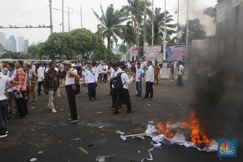 Demo APDESI di depan gerbang gedung MPR/DPR RI, Jakarta, Selasa (5/12/2023). (CNBC Indonesia/Muhammad Sabki)