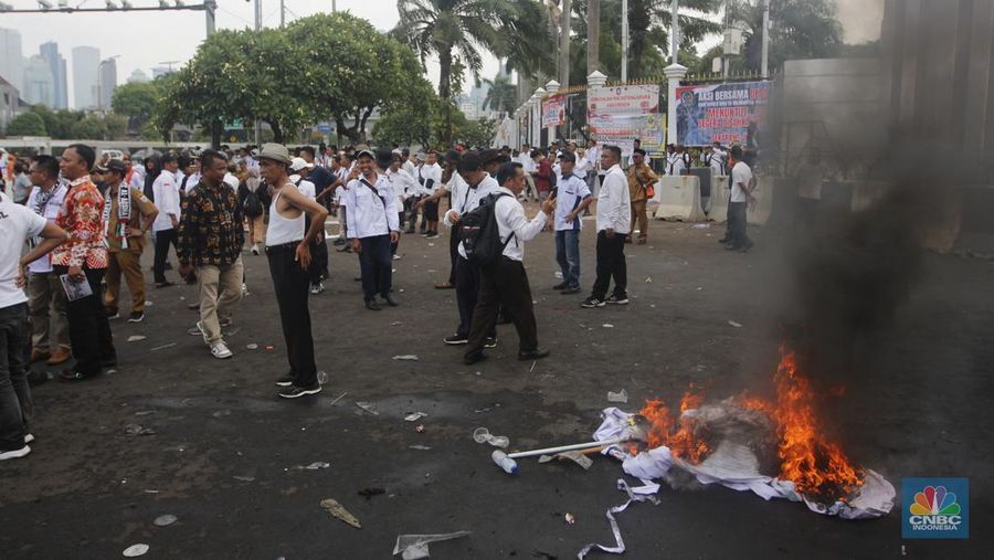 Demo APDESI di depan gerbang gedung MPR/DPR RI, Jakarta, Selasa (5/12/2023). (CNBC Indonesia/Muhammad Sabki)