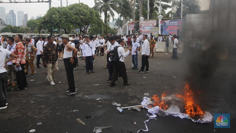 Demo APDESI di depan gerbang gedung MPR/DPR RI, Jakarta, Selasa (5/12/2023). (CNBC Indonesia/Muhammad Sabki)