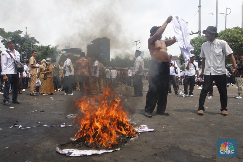 Demo APDESI di depan gerbang gedung MPR/DPR RI, Jakarta, Selasa (5/12/2023). (CNBC Indonesia/Muhammad Sabki)