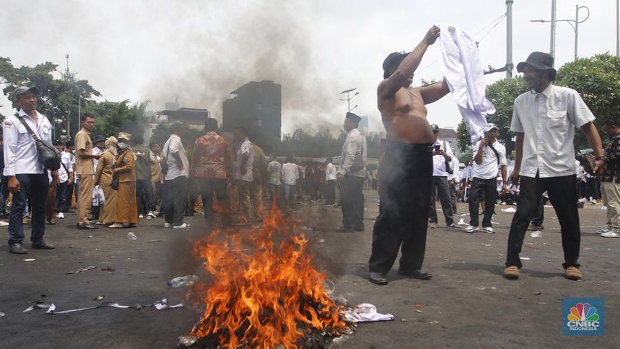 Demo APDESI di depan gerbang gedung MPR/DPR RI, Jakarta, Selasa (5/12/2023). (CNBC Indonesia/Muhammad Sabki)