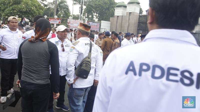 Demo APDESI di depan gerbang gedung MPR/DPR RI, Jakarta, Selasa (5/12/2023). (CNBC Indonesia/Muhammad Sabki)